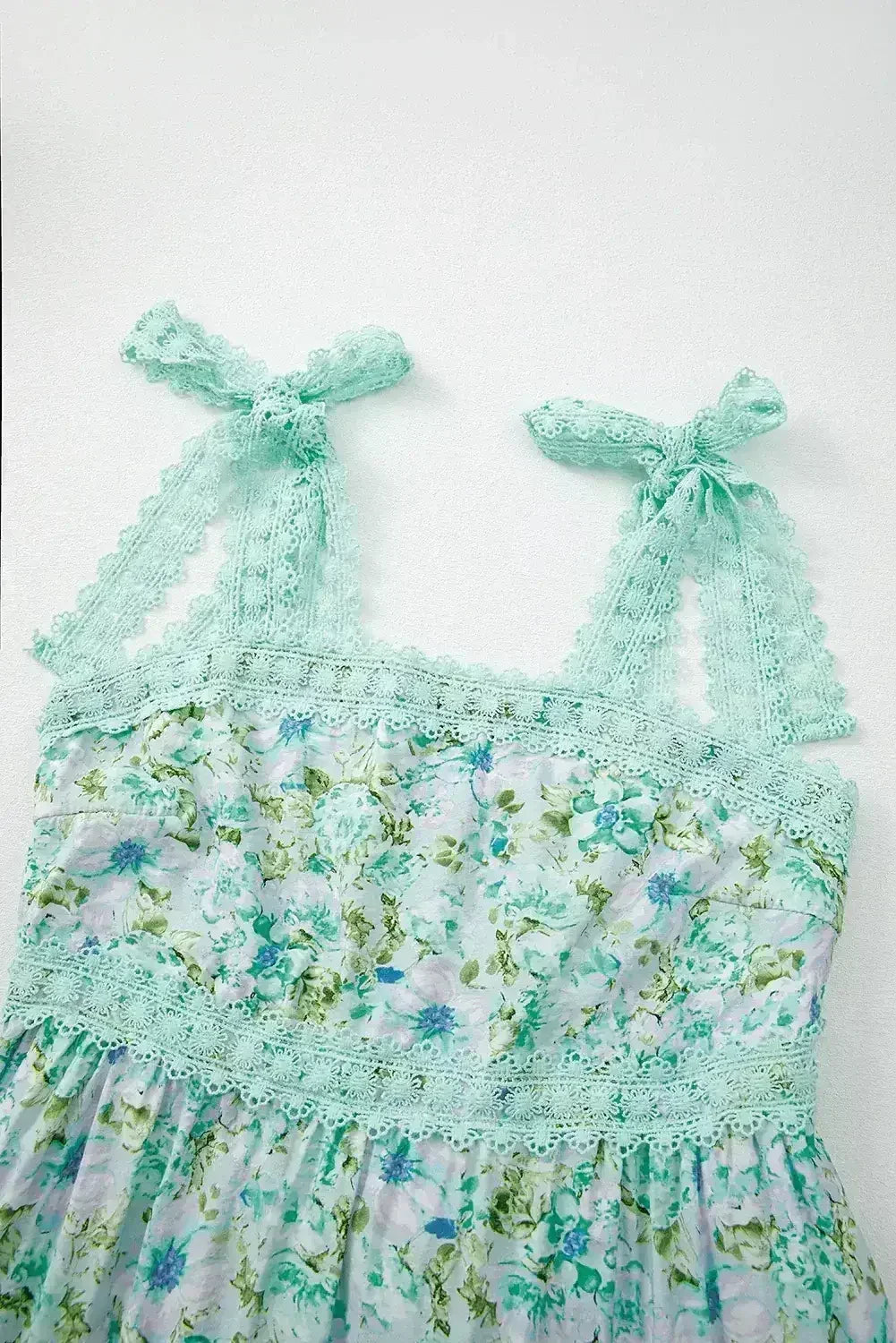Robe longue vert floral en dentelle à fines bretelles et taille empire