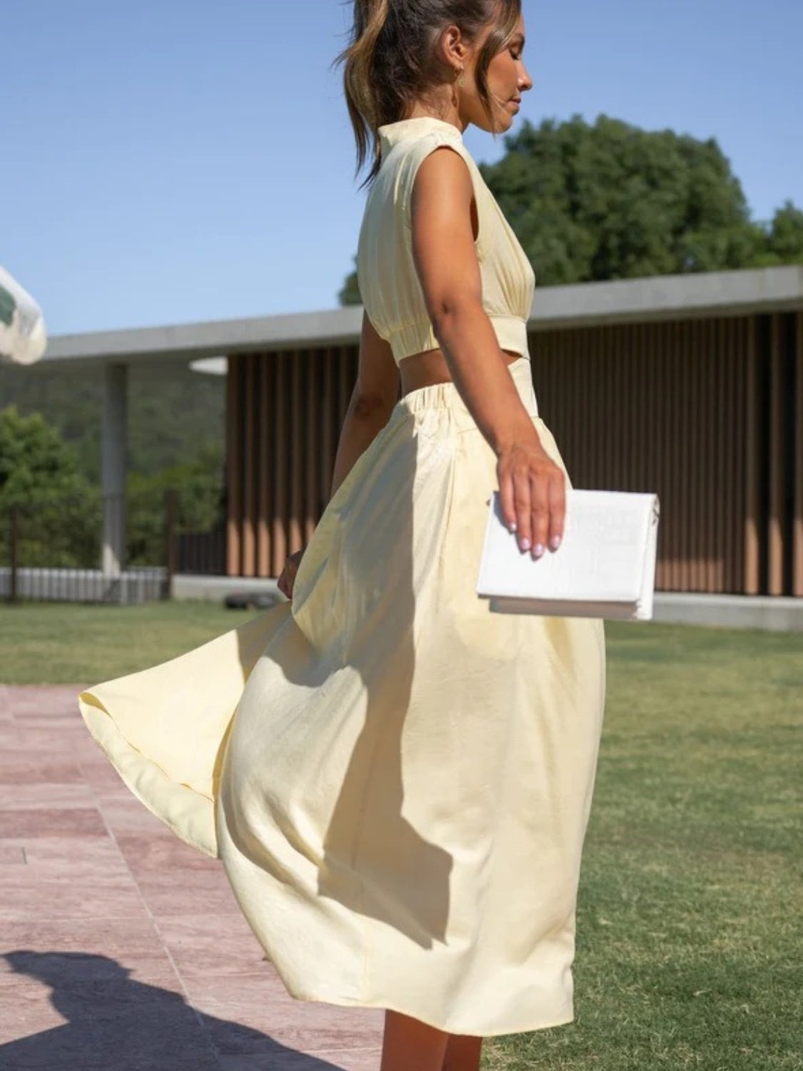 Robe élégante sans manches froncée à col montant et découpes modernes pour femme