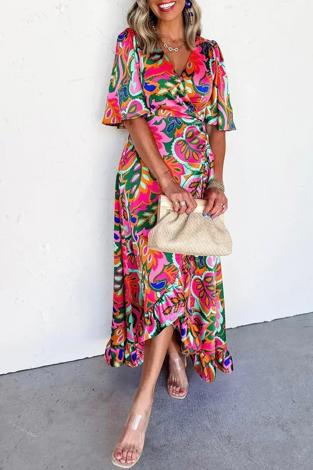 Robe longue cache-cœur à volants et imprimé plantes tropicales roses