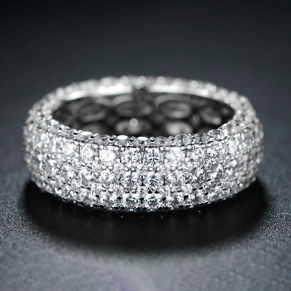 Bague éternité à cinq rangs plaquée or blanc 18 carats fabriquée avec des éléments Swarovski