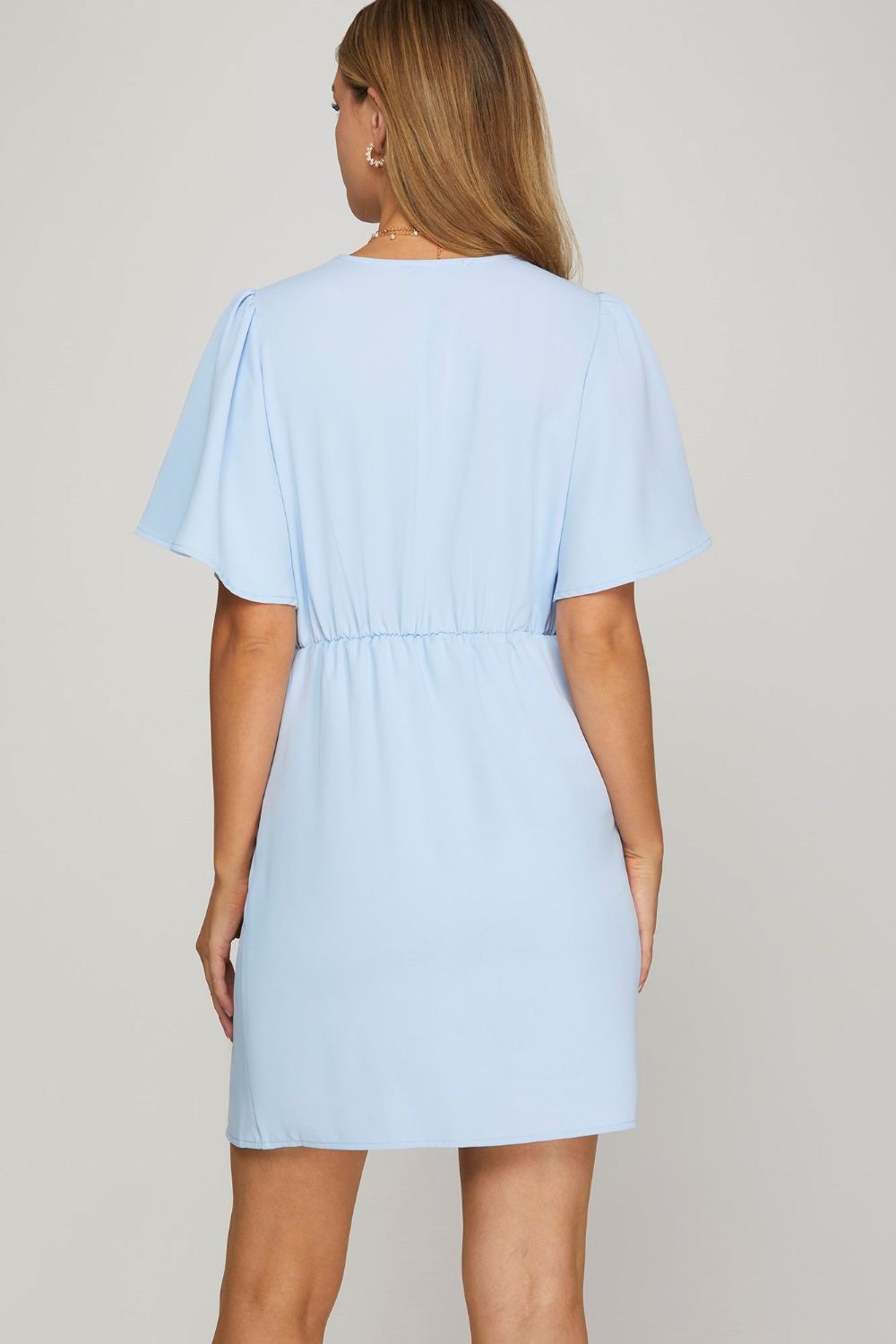 Mini-robe cache-cœur à volants et manches courtes flottantes pour femme – Mini-robe cache-cœur ludique et féminine à manches flottantes