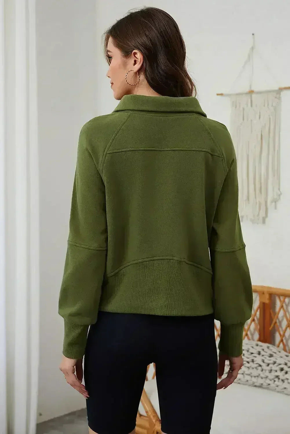 Sweat-shirt à col montant zippé quart, couleur vert mousse, avec poche kangourou