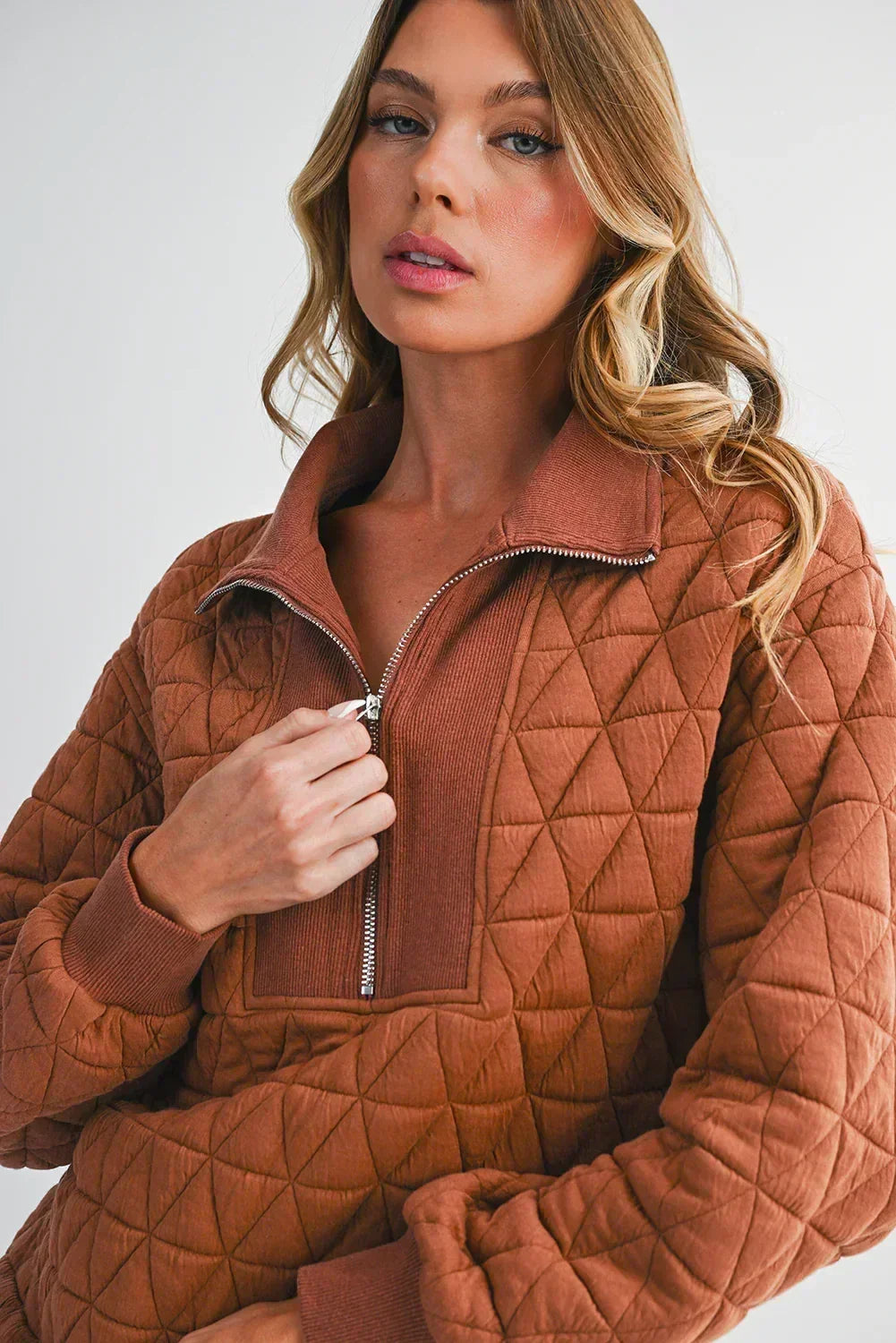Sweat-shirt Femme à Manches Longues avec Col Zippé et Texture Marron - Femstylo