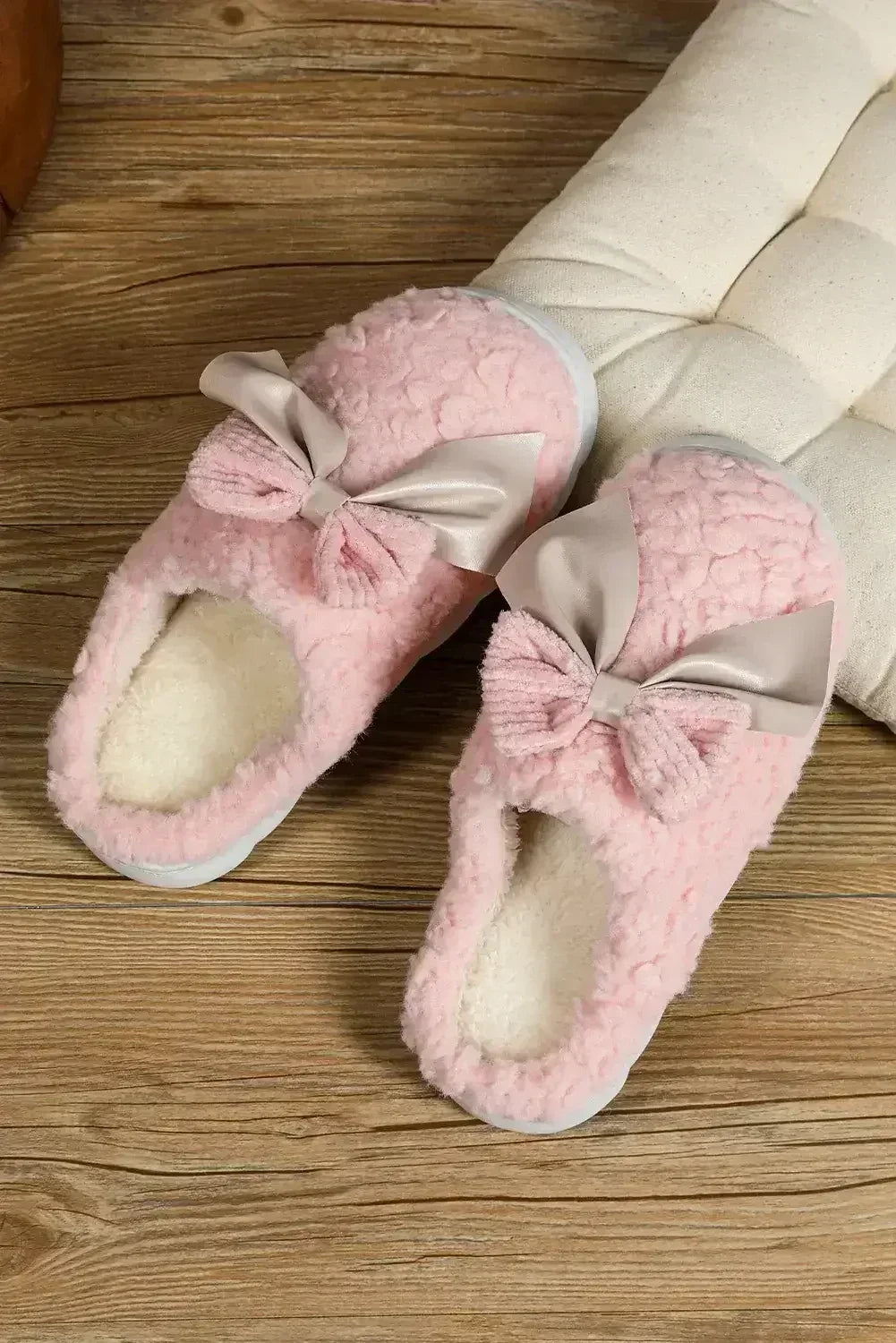 Pantoufles d'hiver en peluche à nœud et applique, contraste blanc