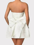 Mini-robe en satin sans manches à lacets avec nœud