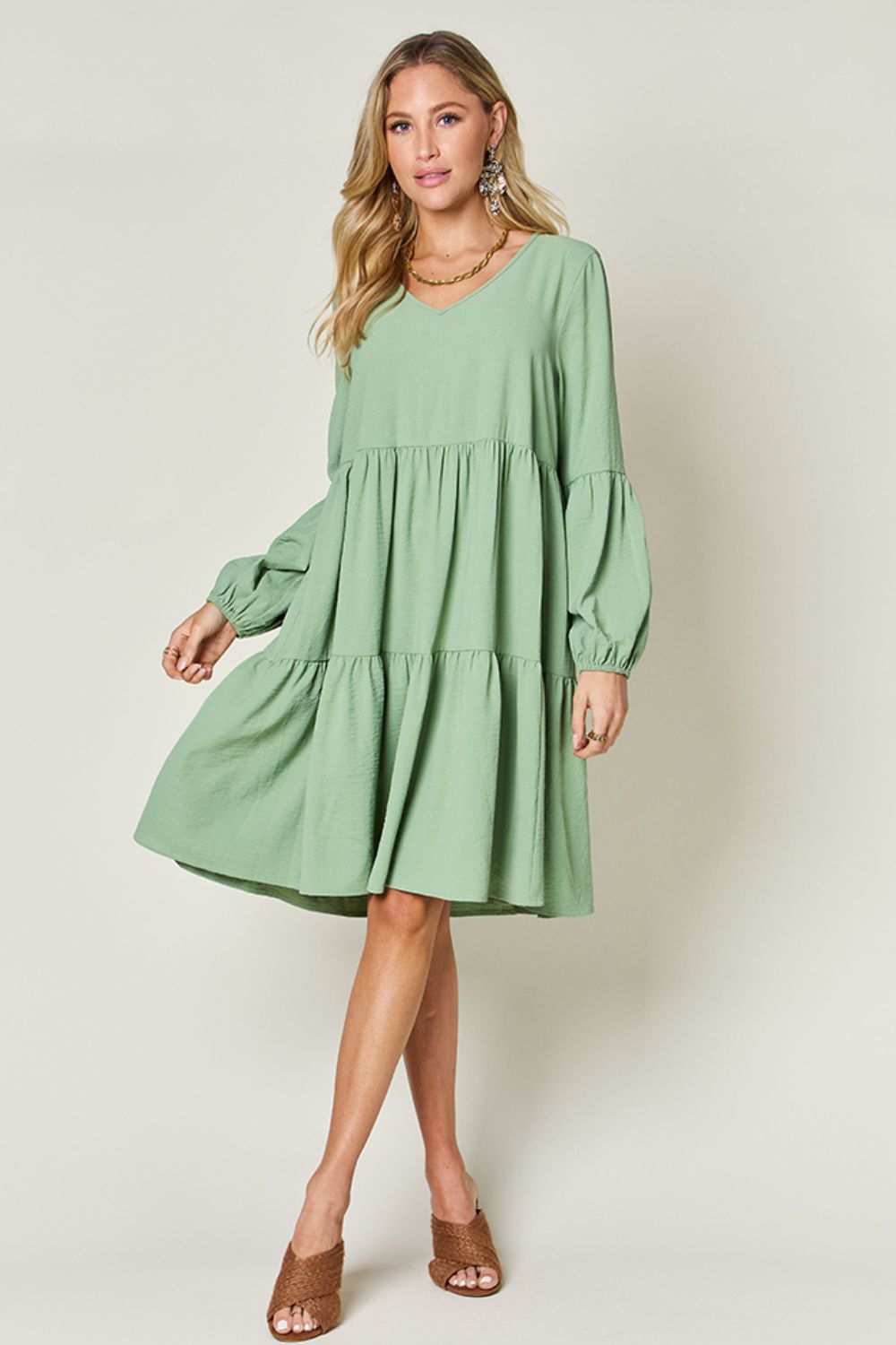 Robe décontractée élégante et confortable avec poches, encolure en V, manches, double épaisseur, superposition et superposition vert clair.