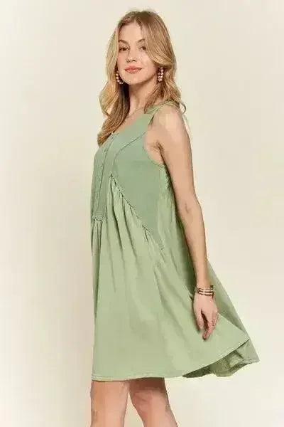 Robe Babydoll Sans Manches ADORA à Boutons Décoratifs