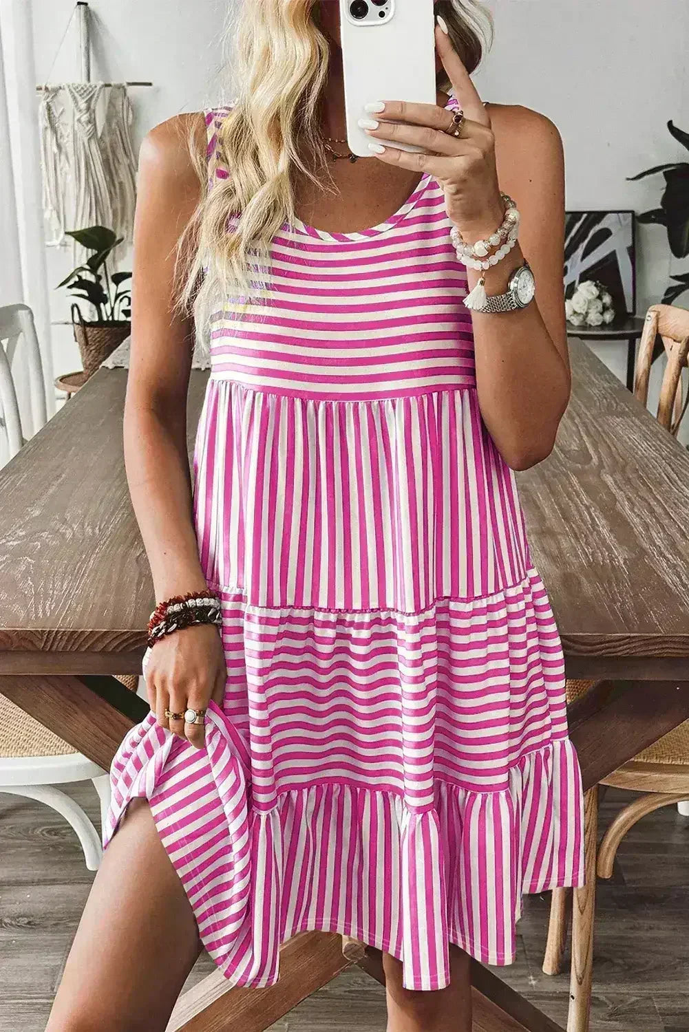Mini-robe ample sans manches à col en U et rayures noires