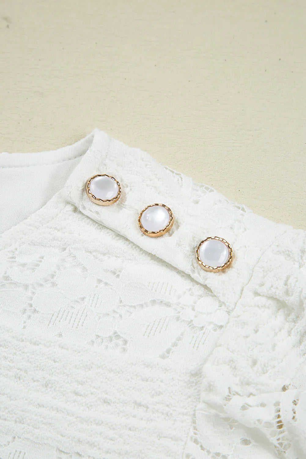 Mini-robe trapèze à manches bouffantes, col rond et dentelle florale blanche