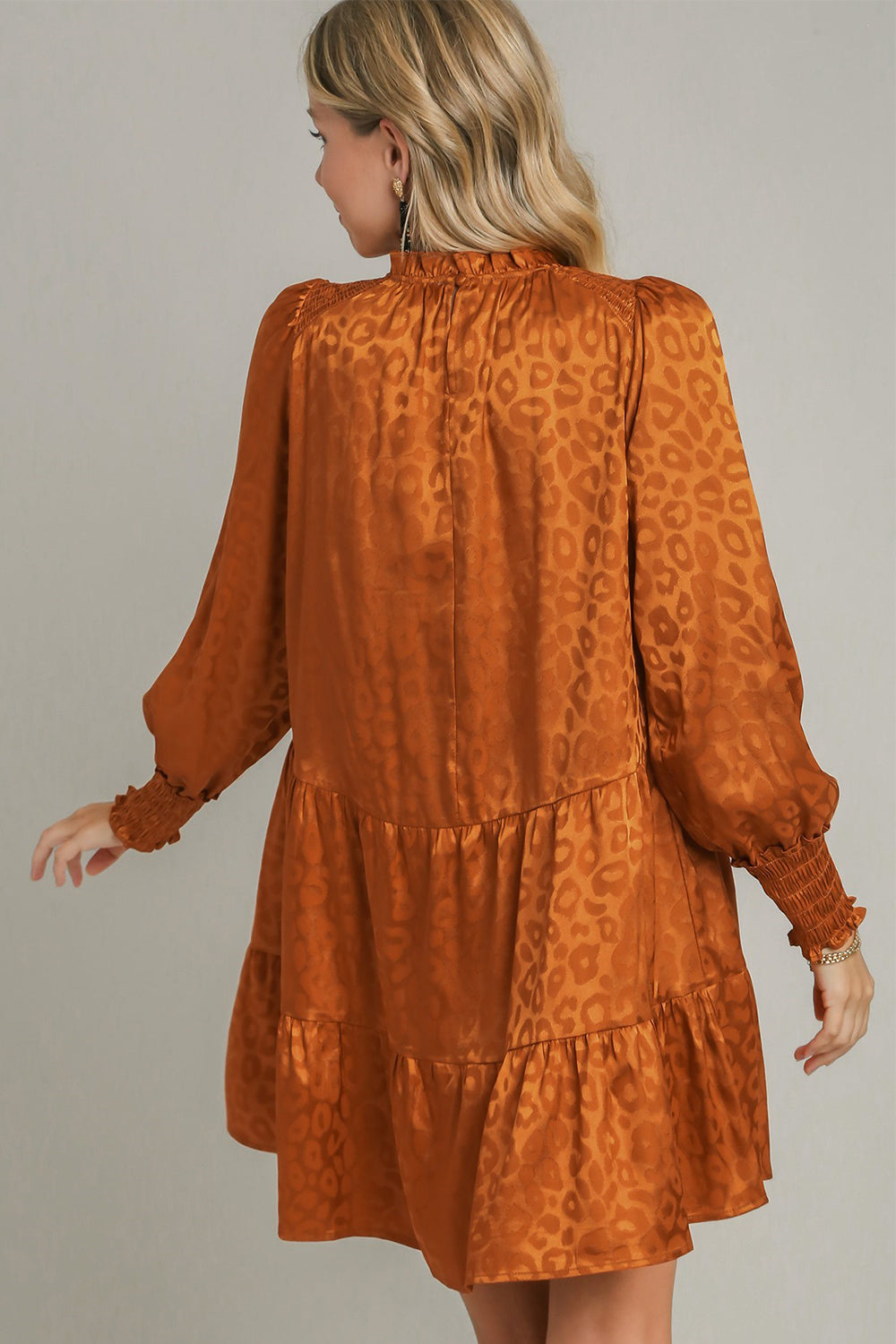 Robe longue étagée à smocks et imprimé léopard – Corsage smocké, Imprimé léopard audacieux, Conception étagée, Détails à volants, Robe chic pour les occasions décontractées et semi-formelles