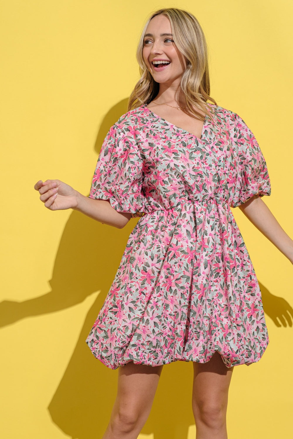 Robe fleurie cache-cœur à manches bouffantes – Robe fleurie féminine, Robe à décolleté cache-cœur, Robe à manches bouffantes, Robe fleurie élégante, Robe de soirée romantique, Robe fleurie charmante, Robe polyvalente pour toutes les occasions