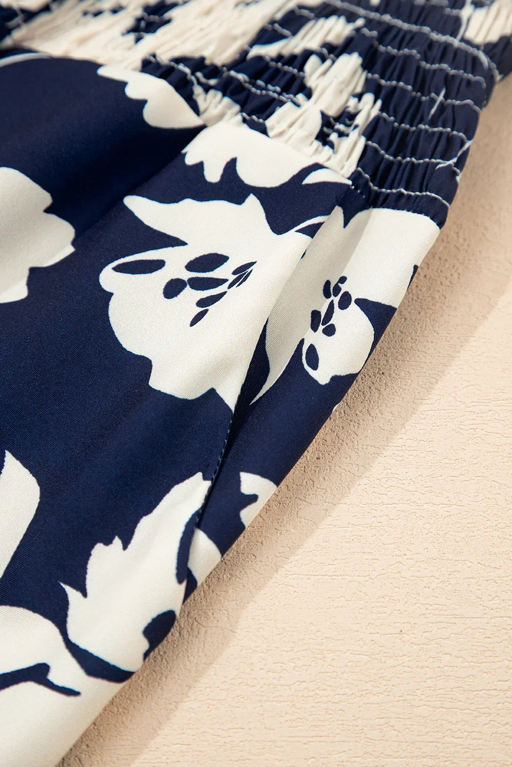 Pantalon ample bleu floral smocké à volants à la taille