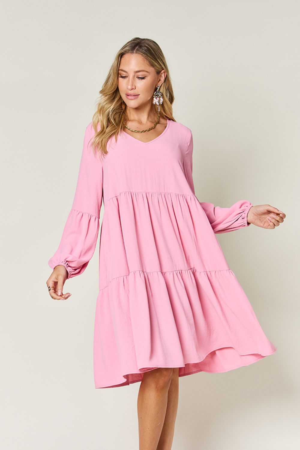 Robe décontractée élégante et confortable avec poches, encolure en V, manches, double épaisseur, superposition et superposition vert clair.