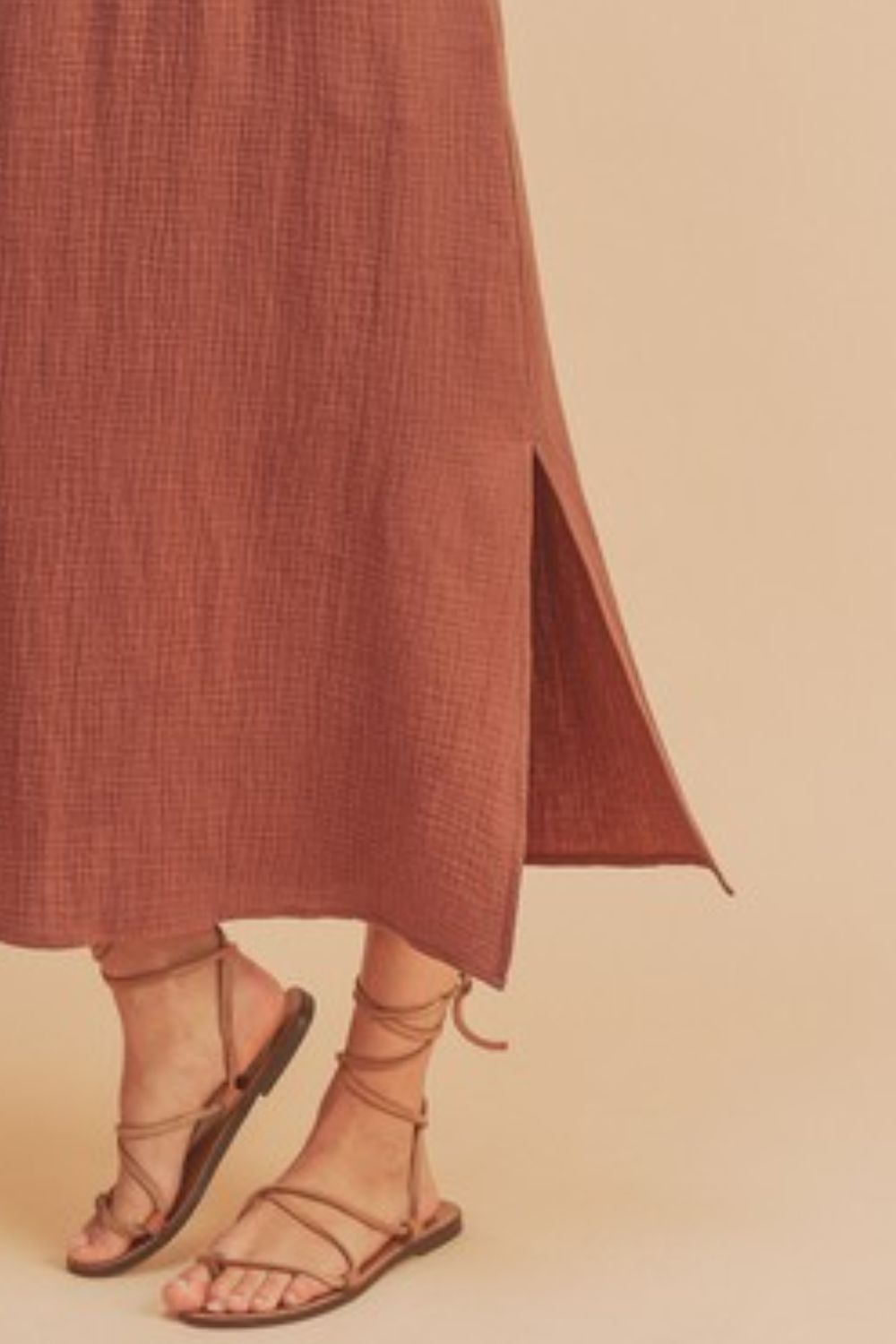 Robe débardeur sans manches à col rond et fente latérale pour femme : polyvalente, confortable et facile à assortir pour toute occasion.