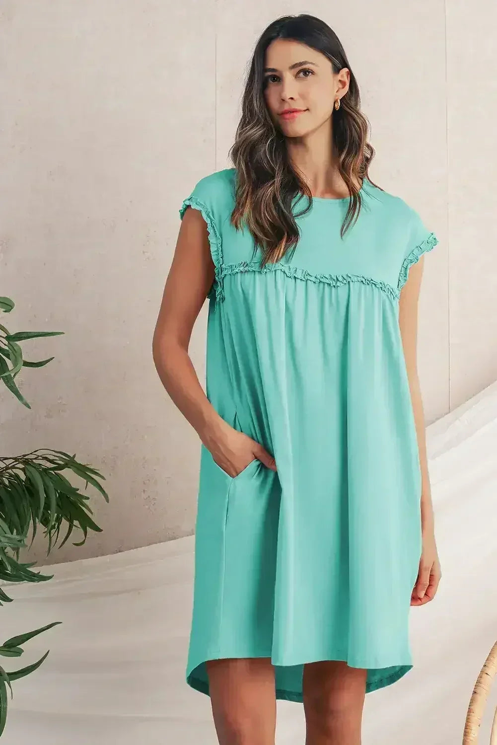 Mini-robe ample col rond à volants couleur avoine