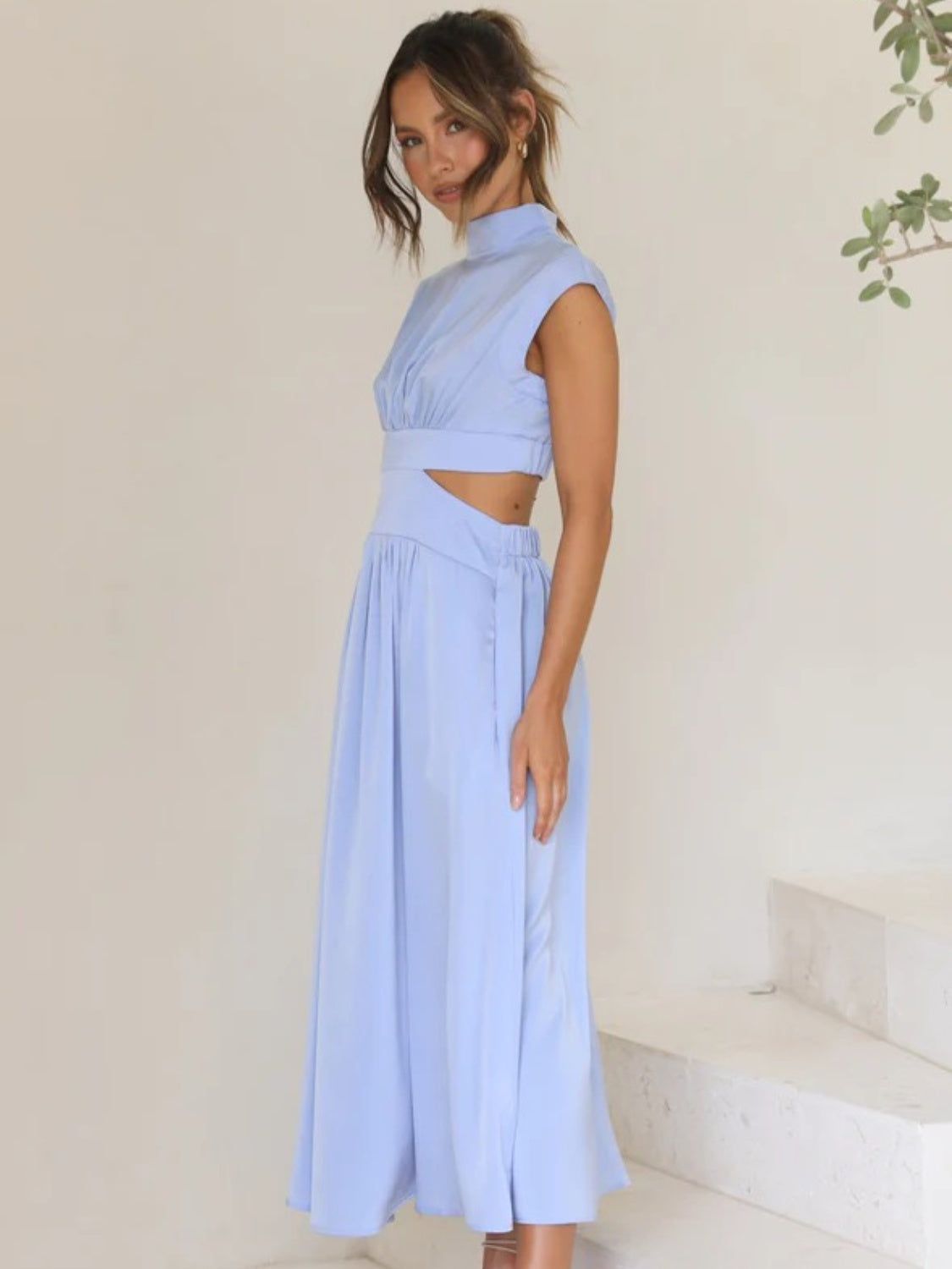 Robe élégante sans manches froncée à col montant et découpes modernes pour femme
