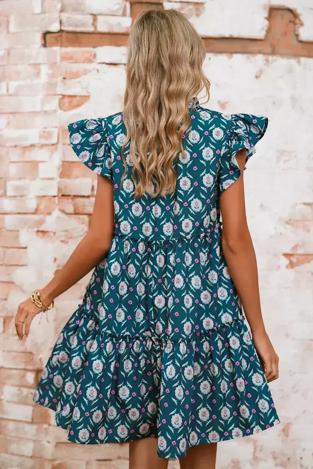 Robe bleue à imprimé floral rétro, col fendu et manches courtes à volants