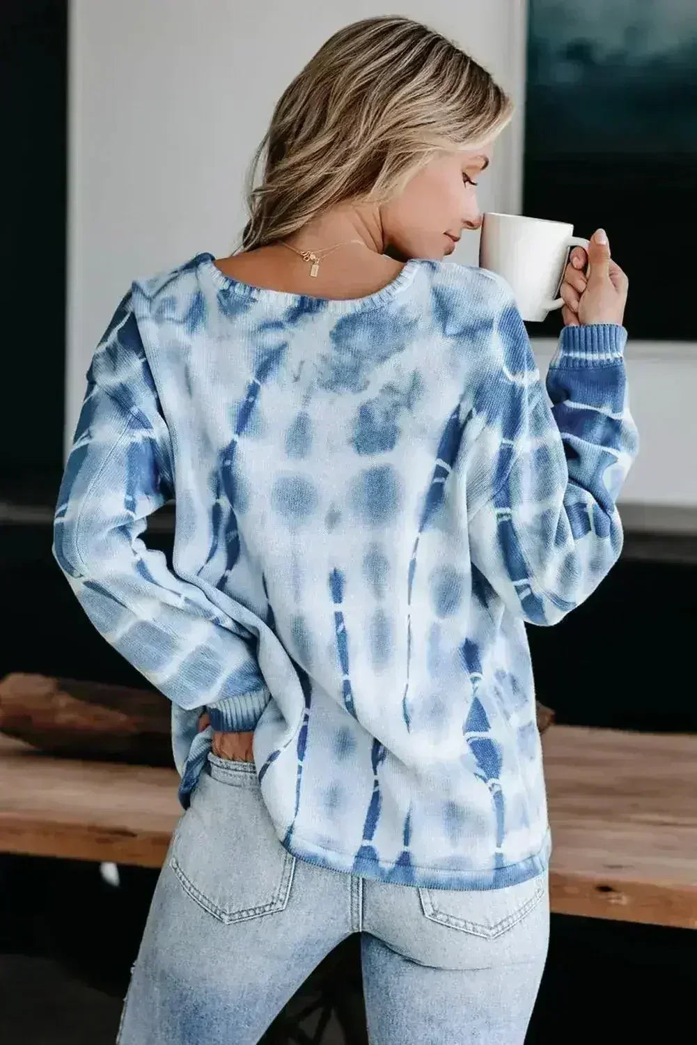 Pull en maille tie-dye bleu et blanc