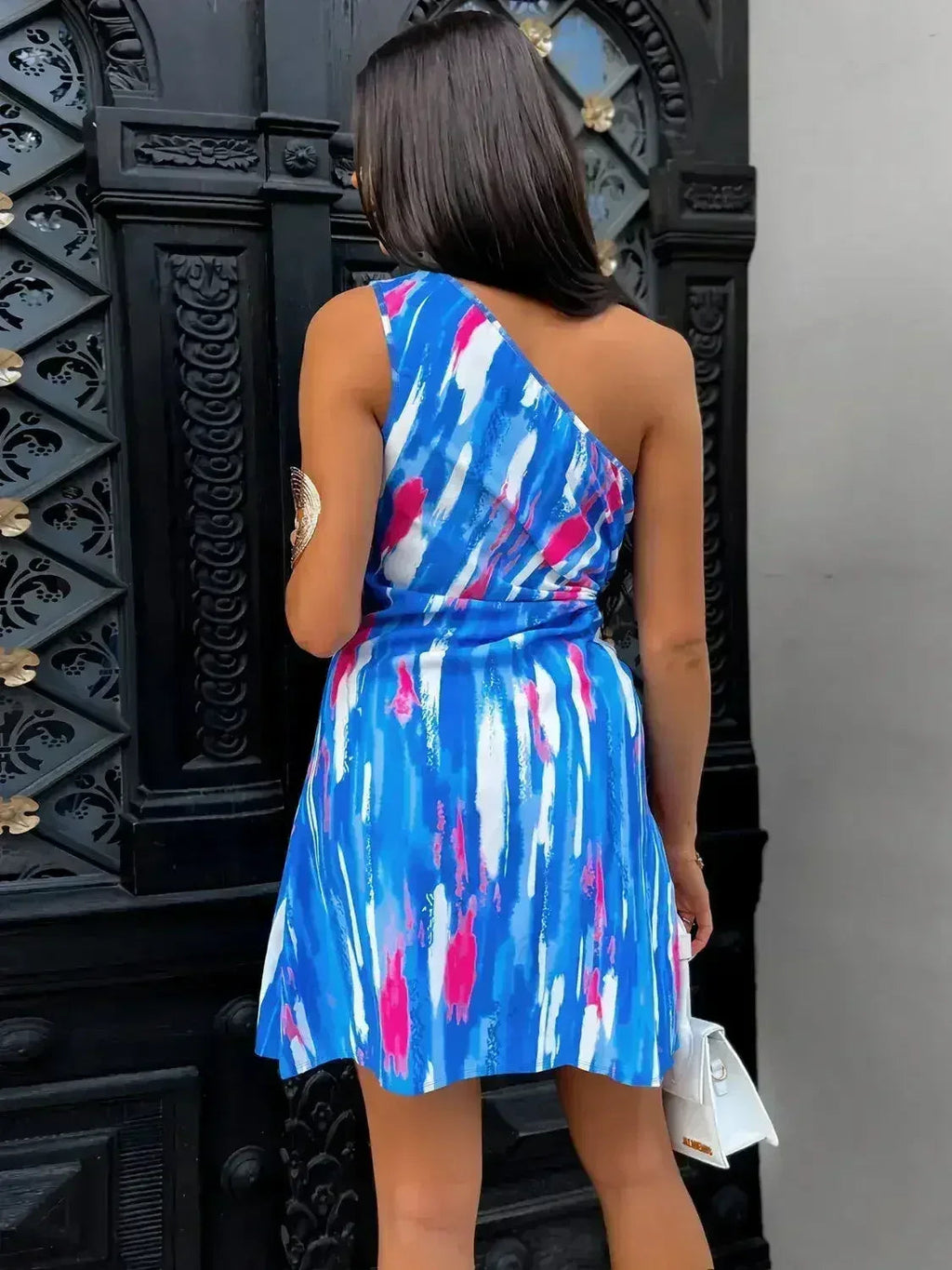 Robe courte sans manches imprimée et découpée