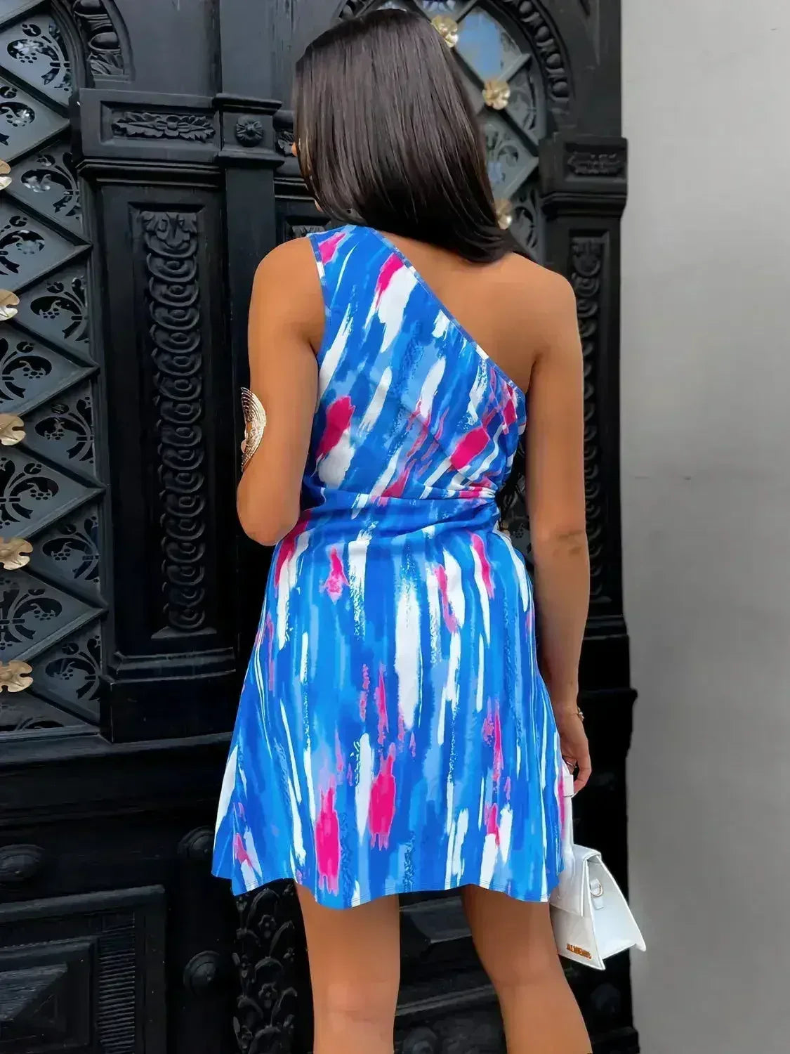 Robe courte sans manches imprimée et découpée