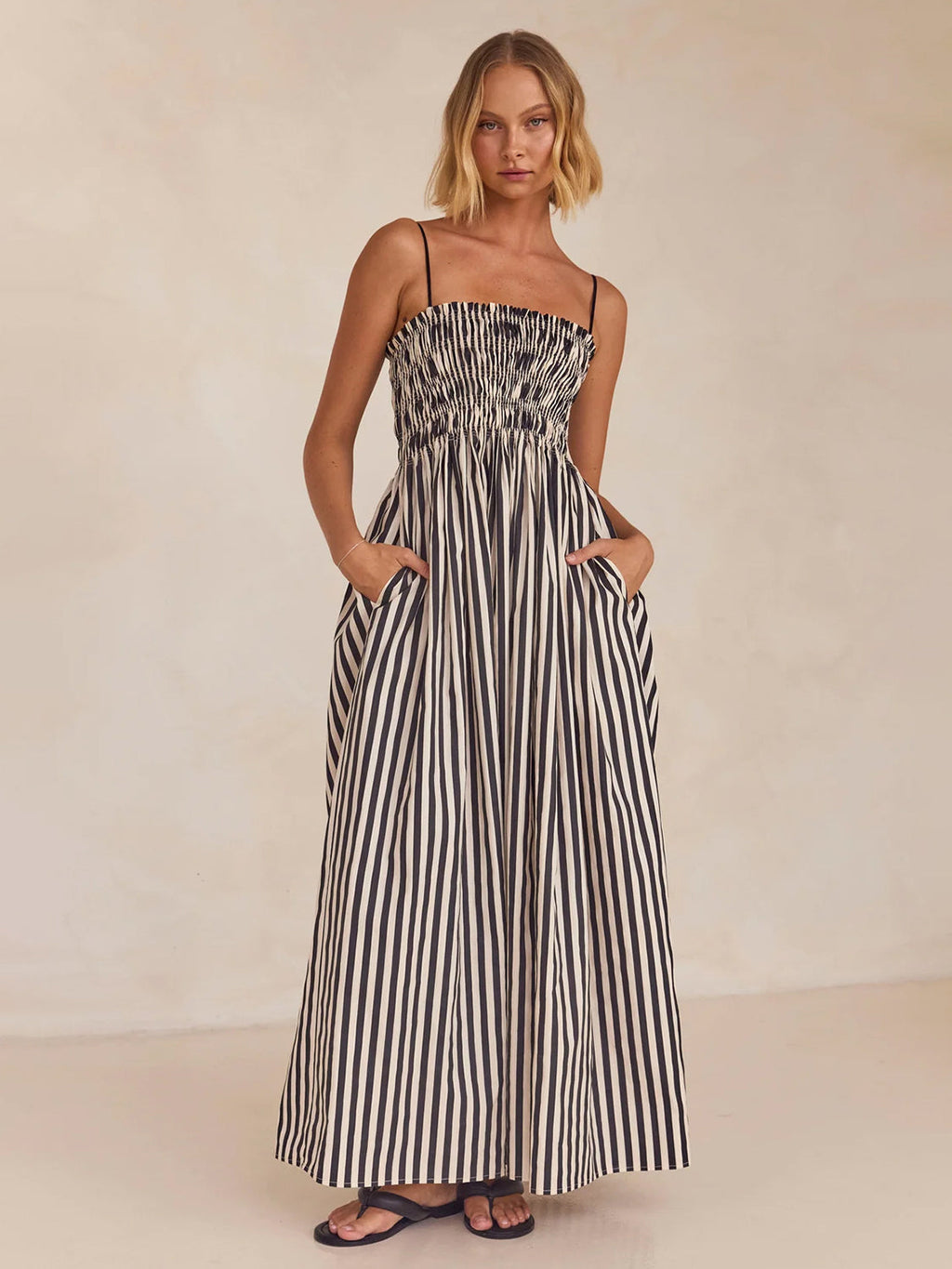 Robe Camisole Col Carré Rayée Noir et Blanc Robe d'Été Élégante pour Femmes Robe au Design Charmant