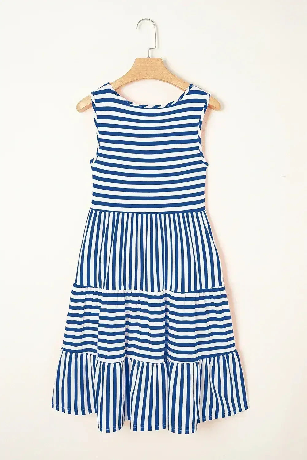 Mini-robe ample sans manches à col en U et rayures noires