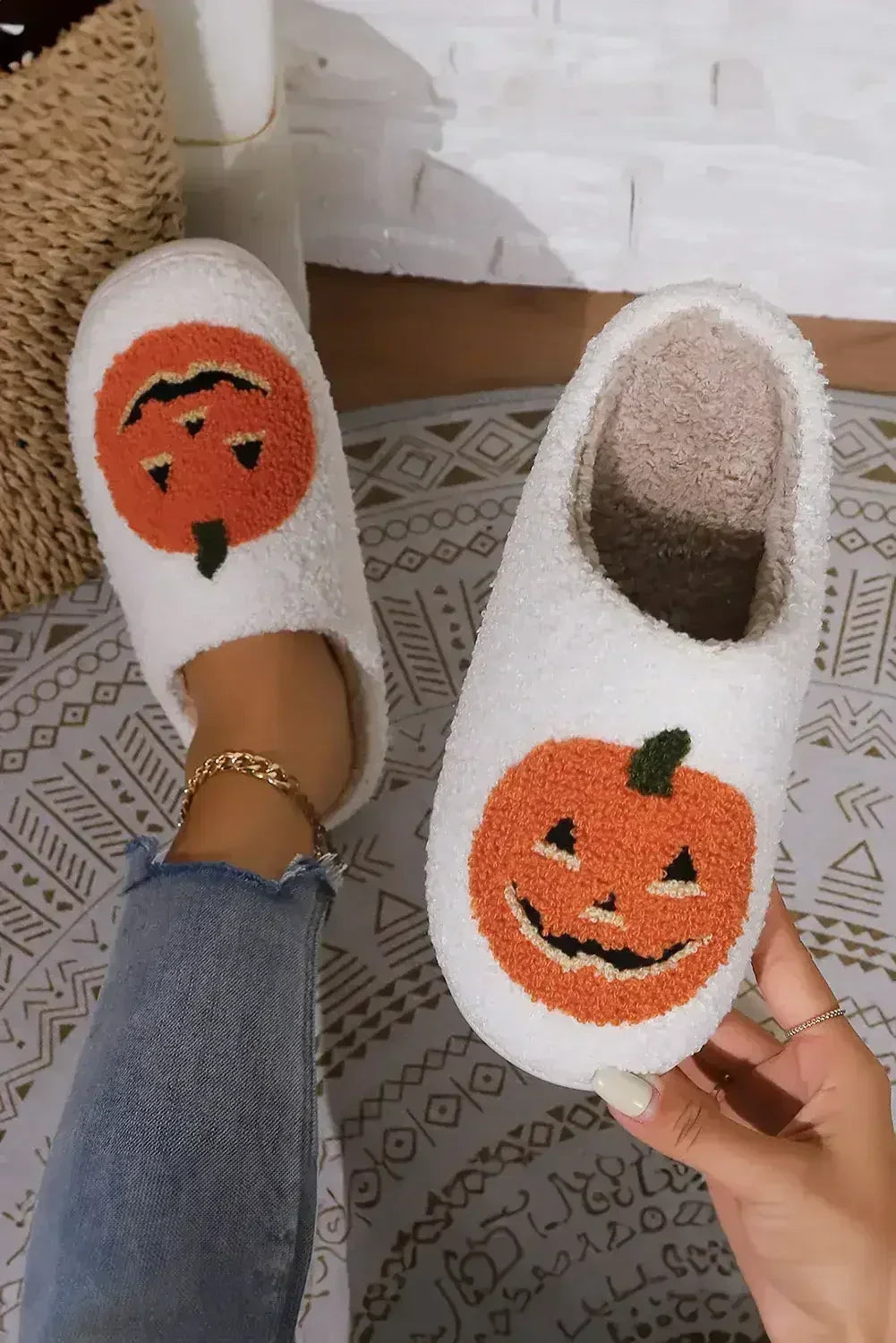 Pantoufles en peluche noires à imprimé citrouille d'Halloween