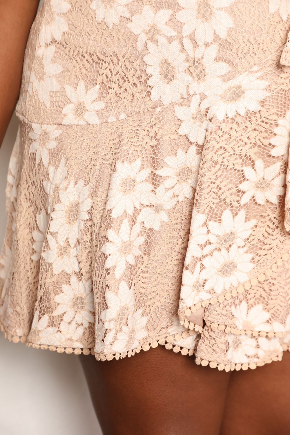 Robe courte romantique à manches florales Robe élégante et féminine avec lien à la taille Robe d'été simple et élégante pour filles