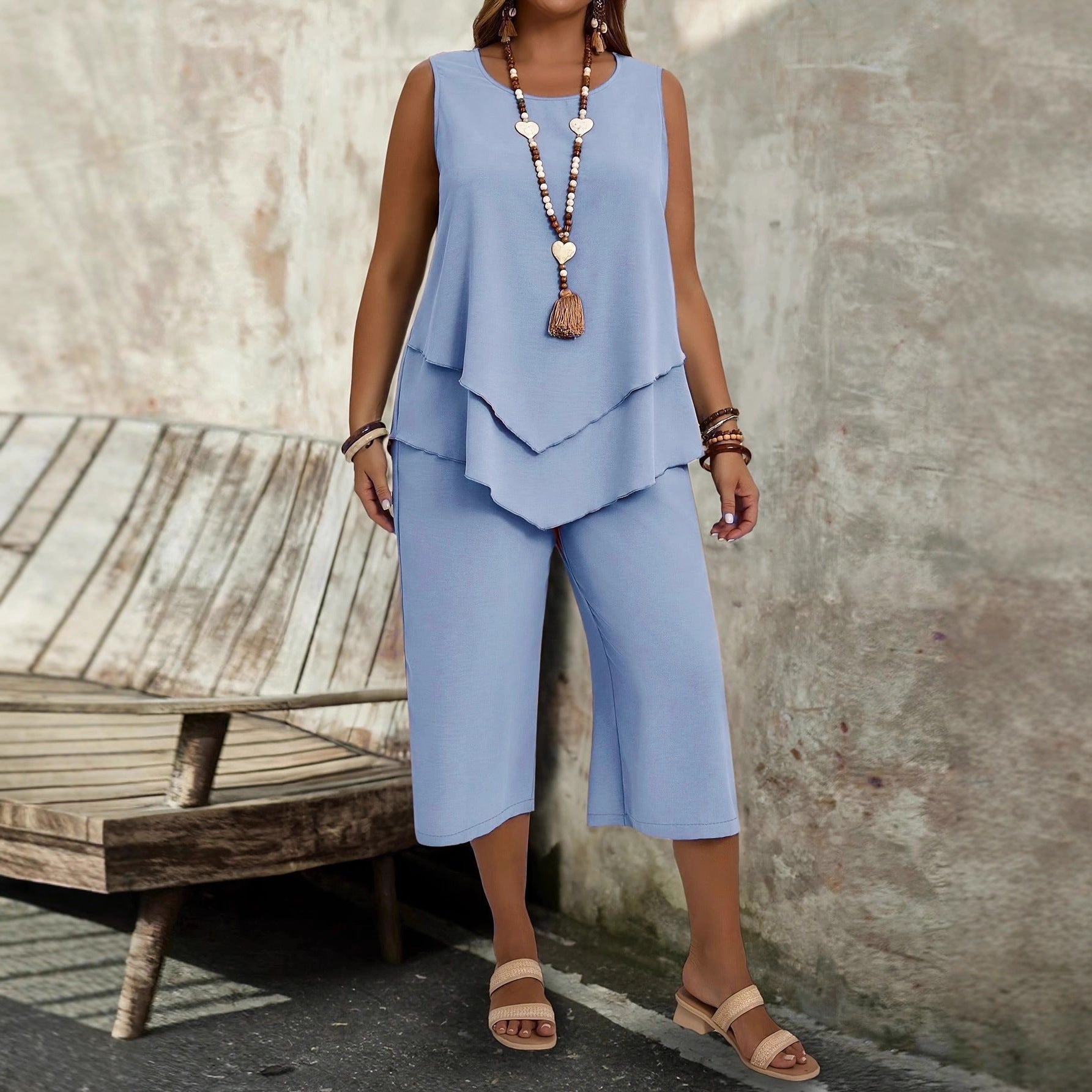 Ensemble deux pièces décontracté : haut sans manches de couleur unie et pantalon cropped