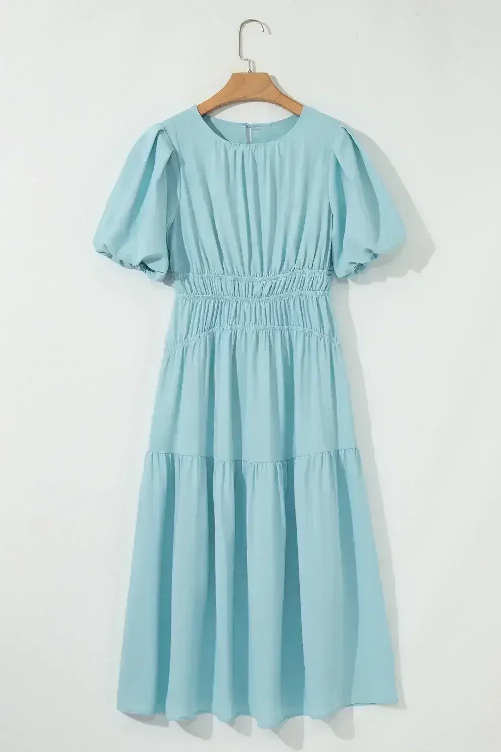 Robe midi fluide bleu clair à manches bouffantes et taille haute