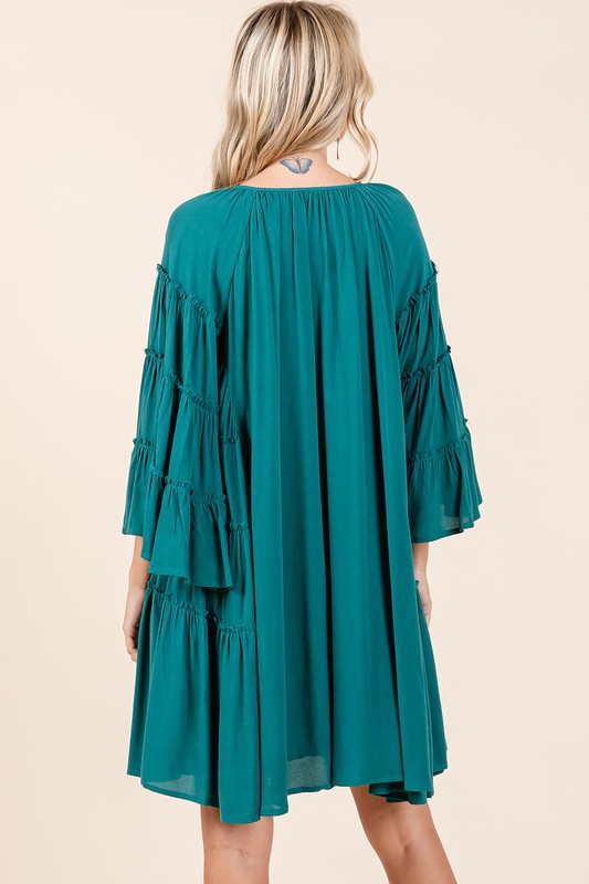 Robe pour femme à col lavallière volanté et manches cloche – Robe féminine et sophistiquée avec des détails volantés ludiques et d'élégantes manches cloche