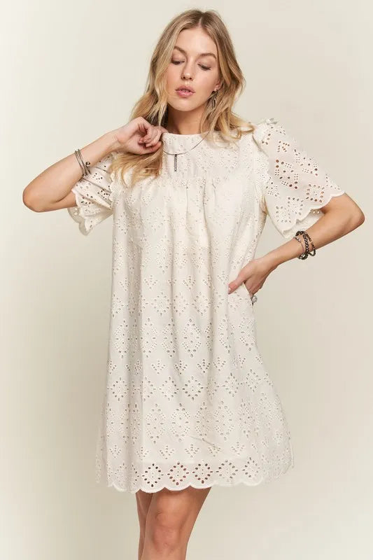 Robe d'été pour femme à œillets froncée et col rond – Robe à œillets élégante et féminine avec détails froncés pour les garden-parties et occasions spéciales