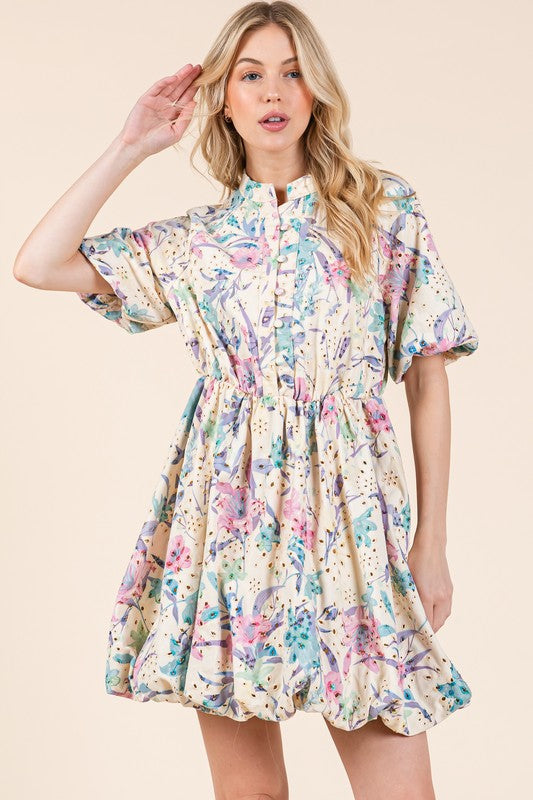 Nouvelle robe chemise courte à manches bouffantes et dentelle ajourée florale pour femme – Mini robe chemise élégante, tendance, chic et féminine avec manches bouffantes et dentelle ajourée florale