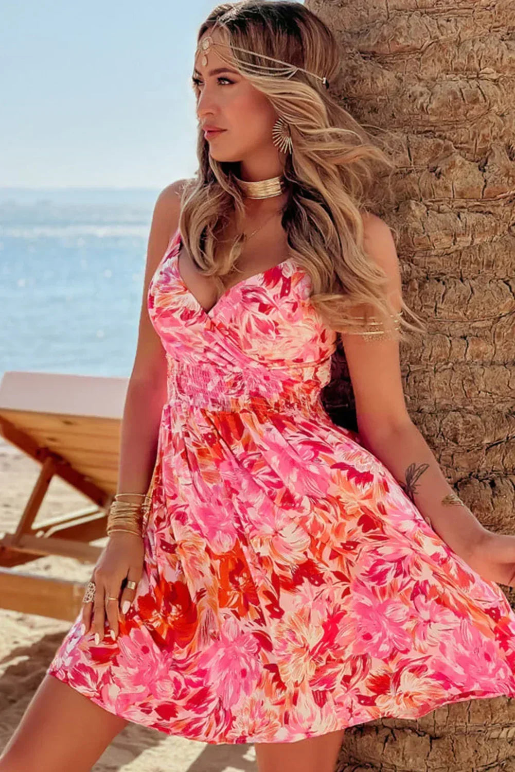 Mini-robe rouge fleurie à fines bretelles, décolleté cache-cœur et taille froncée
