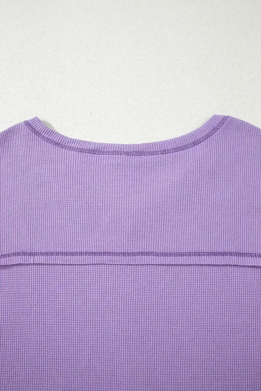 Haut texturé gaufré bleu à col en V avec manches tombantes et coutures apparentes