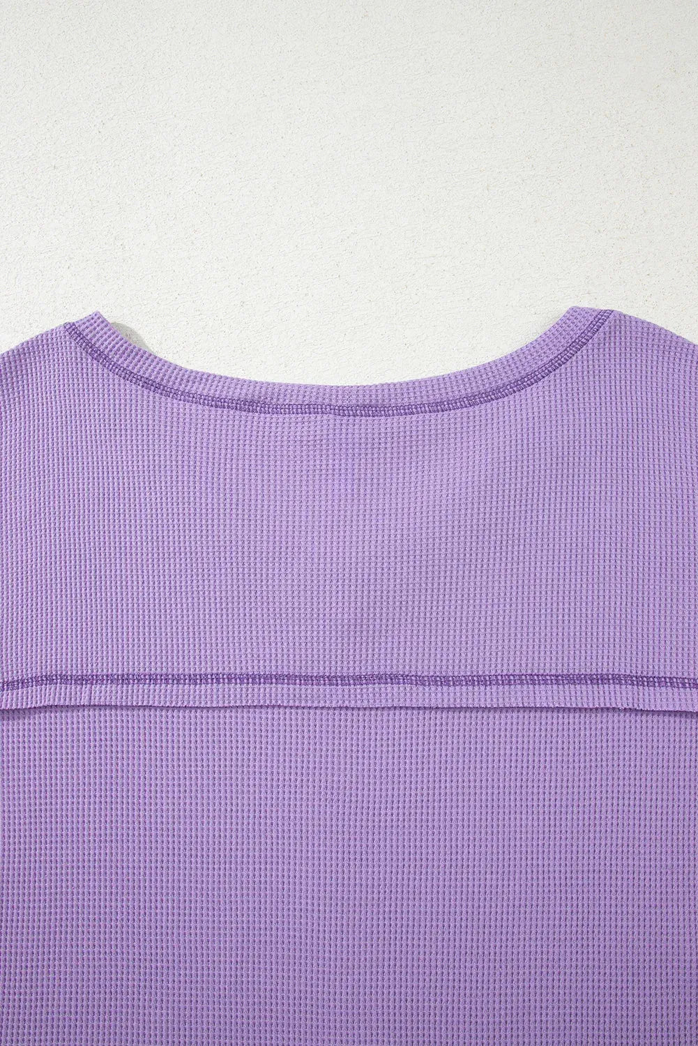 Haut texturé gaufré bleu à col en V avec manches tombantes et coutures apparentes