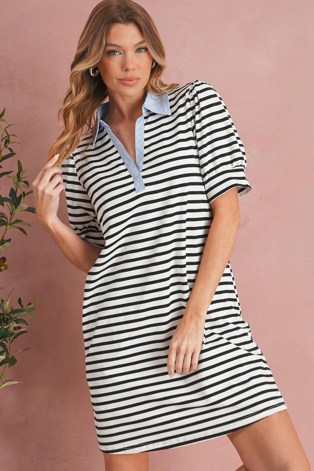 Mini-robe à manches bouffantes, col et poches, à rayures noires
