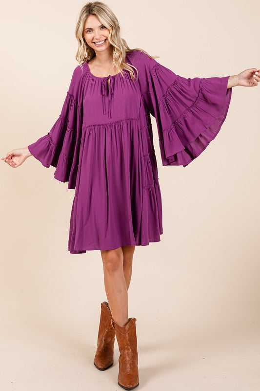 Robe à col noué volanté et manches cloche pour femme – Élégante, chic et féminine, avec des volants ludiques et des manches cloche