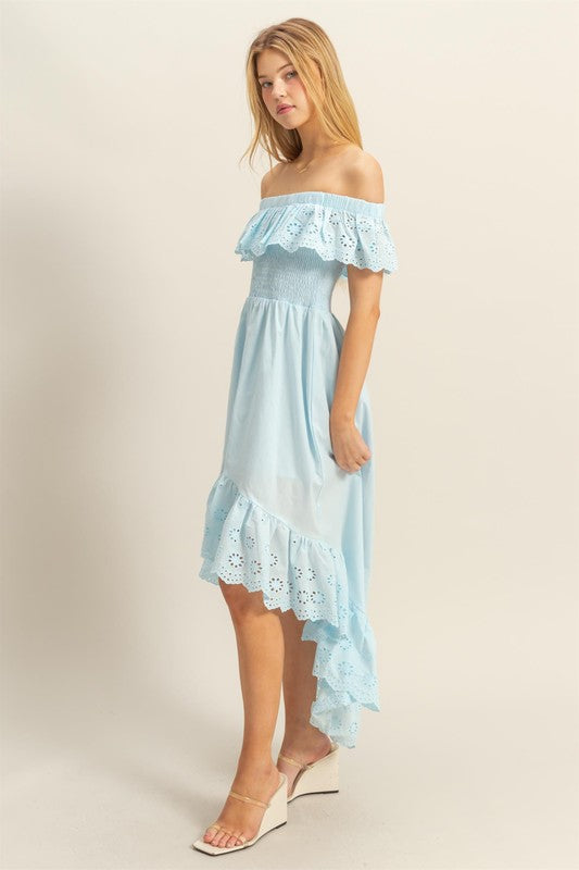 Robe asymétrique à œillets et volants pour l'été – Robe à épaules dénudées avec détails en œillets et ourlet asymétrique : légère, séduisante et féminine