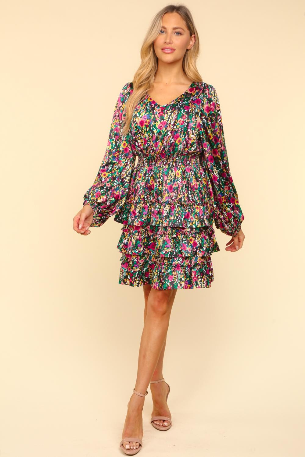 Robe satinée florale superposée à col en V – Robe florale en satin, Robe superposée à col en V, Robe florale élégante, Robe fluide en satin, Robe de soirée d'été