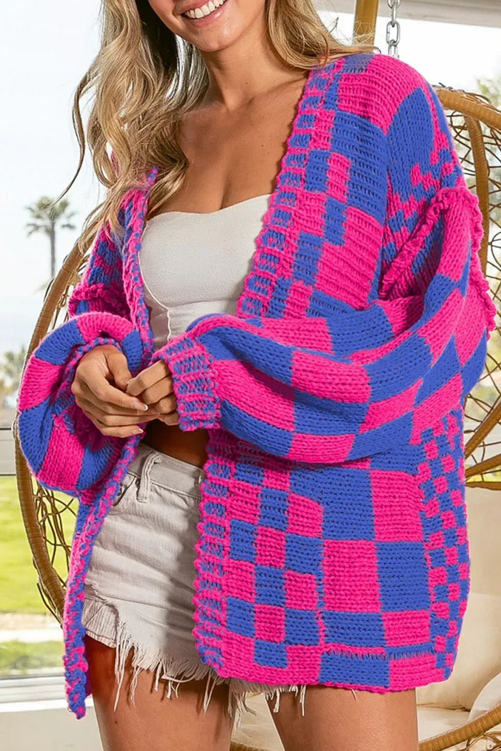 Cardigan en maille à carreaux color block taupe et ouvert sur le devant