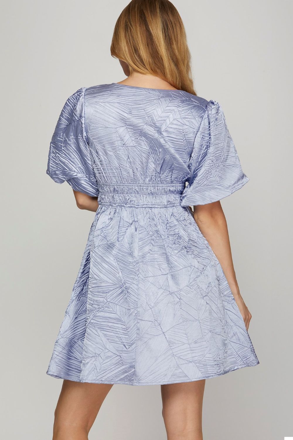 Nouvelle mini-robe en tissu froissé tissé avec encolure en V et manches ballon – Mini-robe chic et féminine en tissu froissé tissé, avec encolure en V et manches ballon tendance
