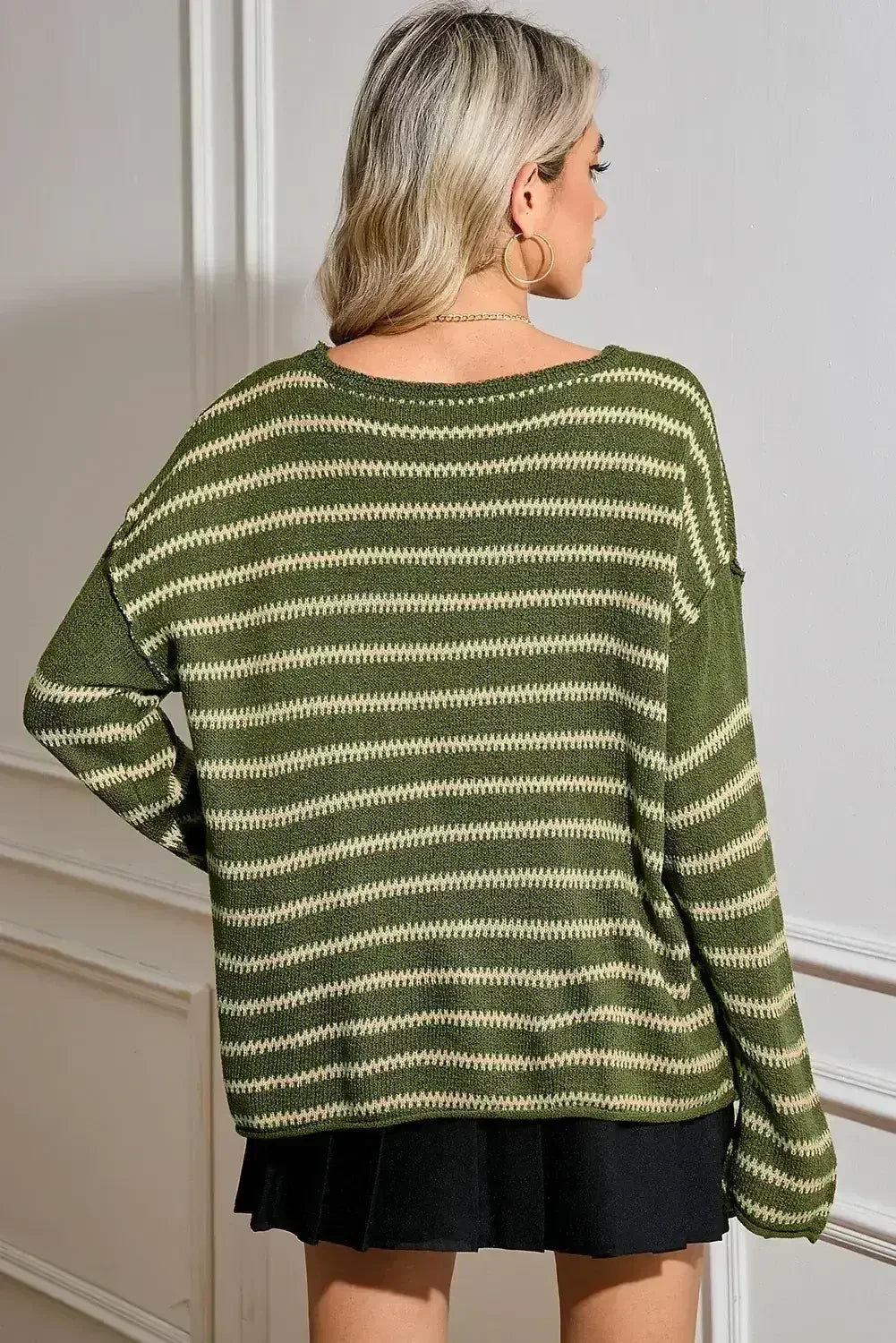 Pull décontracté à rayures marron, col rond et épaules tombantes