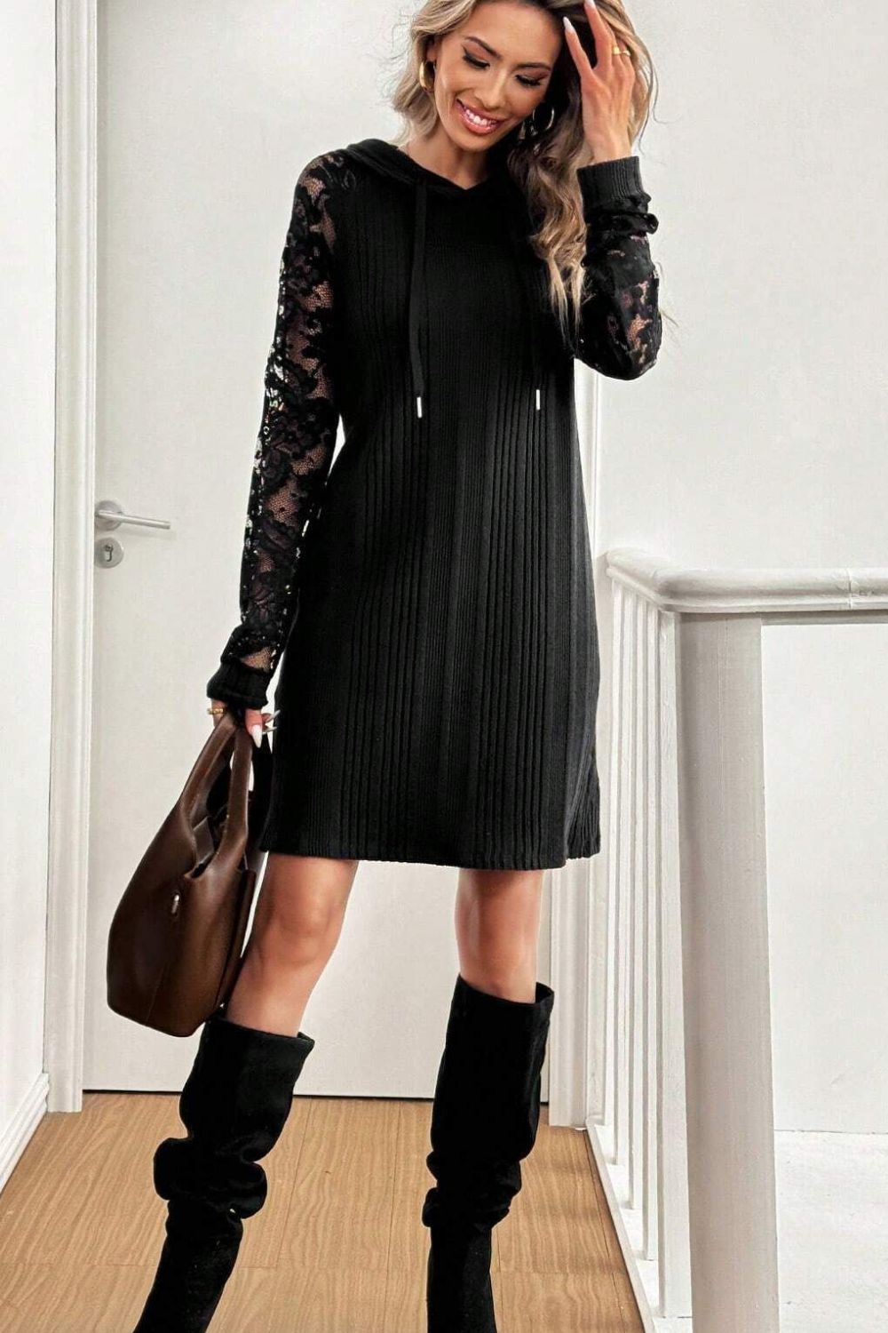 Robe longue noire à capuche et manches longues avec détails en dentelle, élégante et confortable pour femme, robe au design de luxe unique