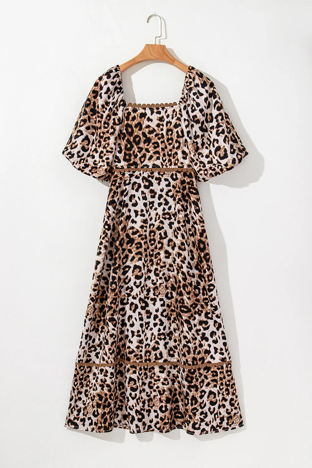 Robe longue léopard marron à manches bouffantes et liseré Ricrac