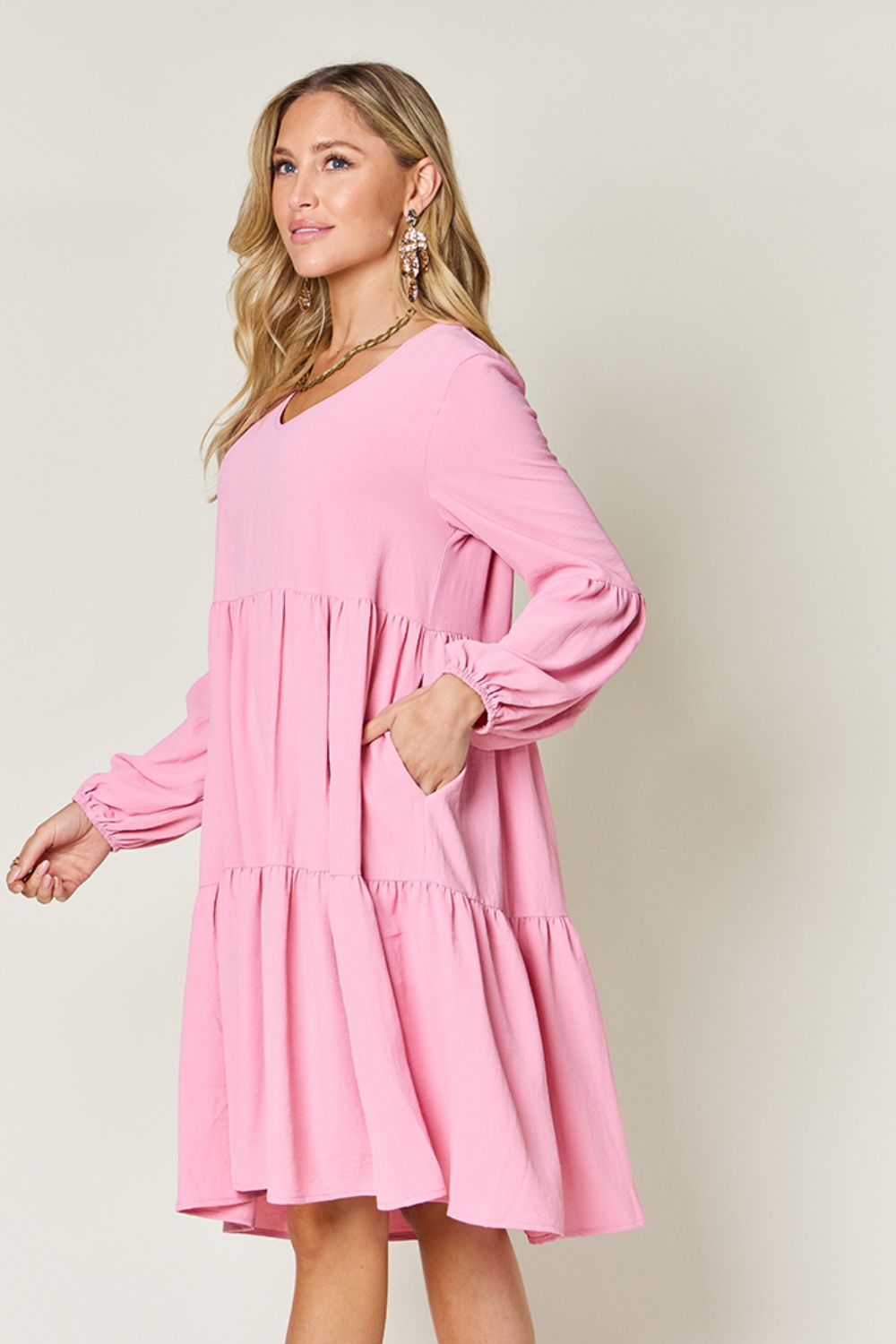 Robe décontractée élégante et confortable avec poches, encolure en V, manches, double épaisseur, superposition et superposition vert clair.