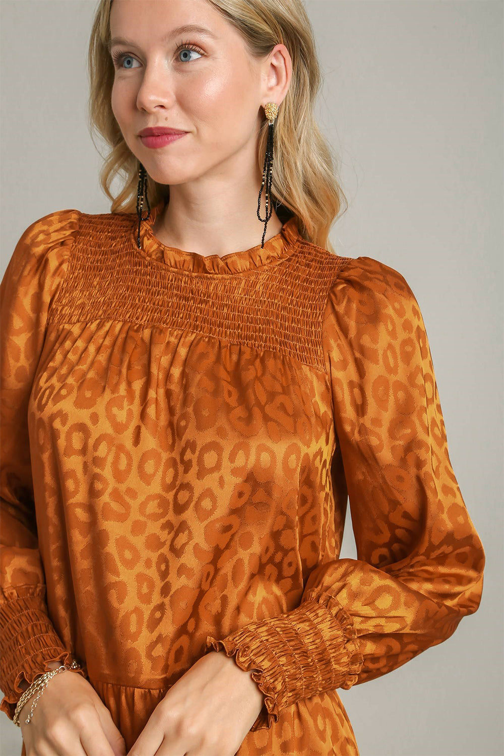 Robe longue étagée à smocks et imprimé léopard – Corsage smocké, Imprimé léopard audacieux, Conception étagée, Détails à volants, Robe chic pour les occasions décontractées et semi-formelles