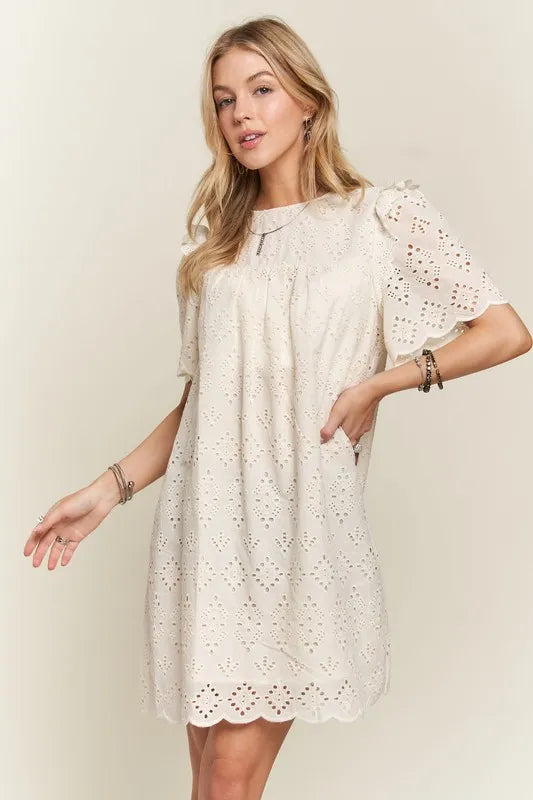 Robe d'été pour femme à œillets froncée et col rond – Robe à œillets élégante et féminine avec détails froncés pour les garden-parties et occasions spéciales