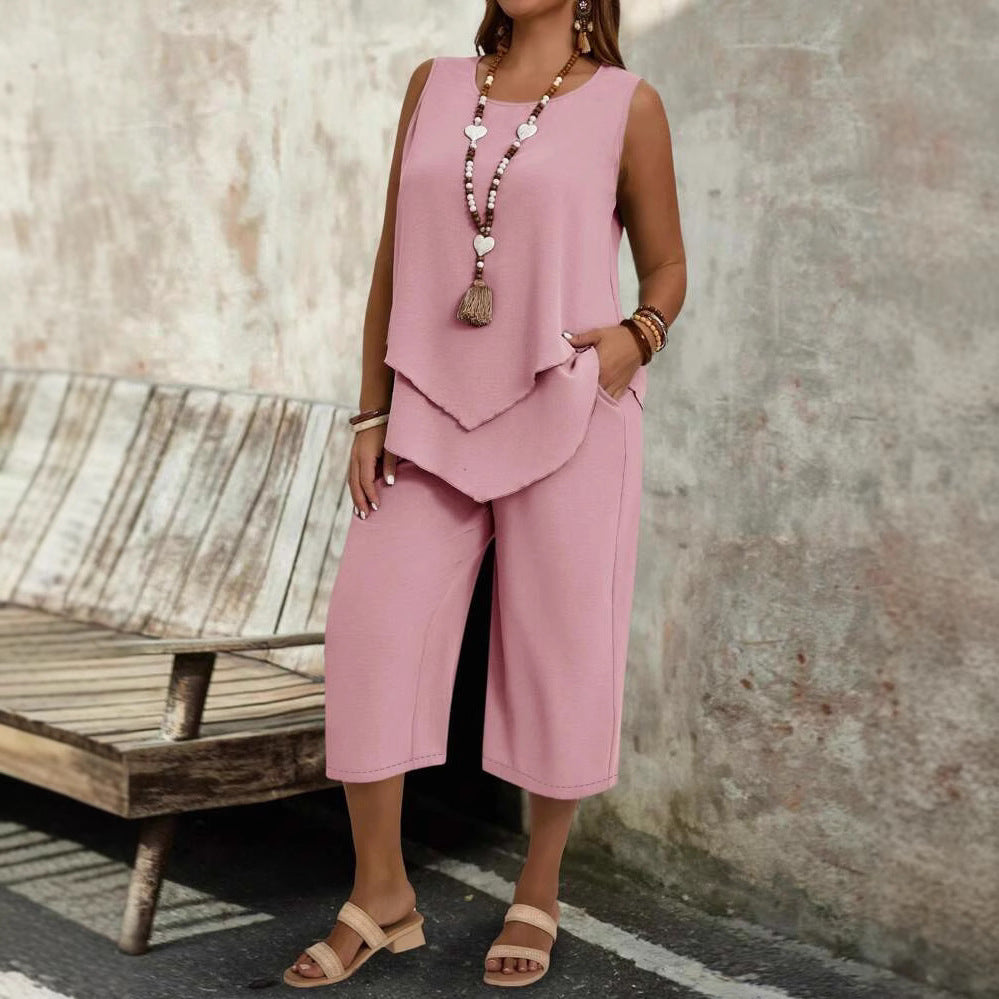 Ensemble deux pièces décontracté : haut sans manches de couleur unie et pantalon cropped
