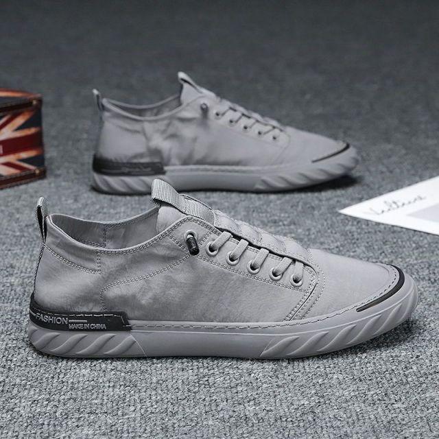 Baskets décontractées en toile pour hommes, confortables et polyvalentes, respirantes, chaussures de sport plates, légères, pour la marche en extérieur, design moderne.